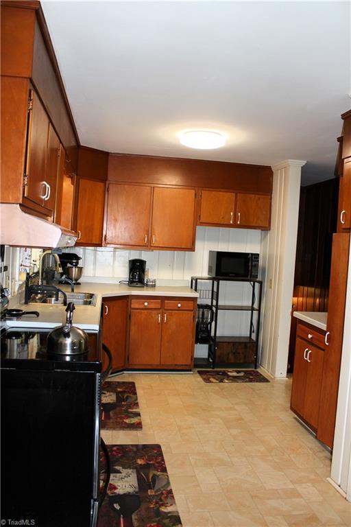 kitchen featuring sink and electric stove