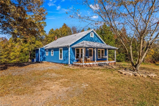 view of front facade featuring covered porch and a front lawn