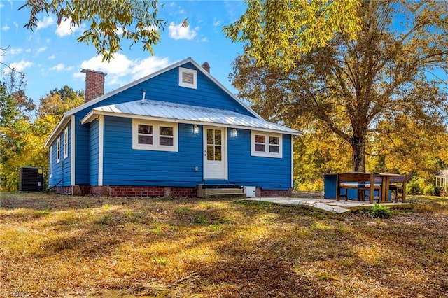 bungalow with a front yard and cooling unit