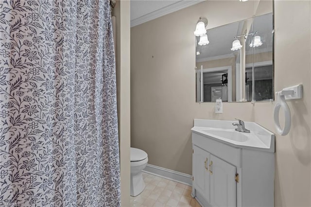 full bathroom featuring ornamental molding, toilet, vanity, baseboards, and a shower with shower curtain