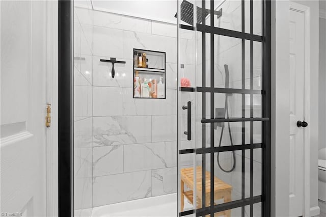bathroom with toilet and tiled shower