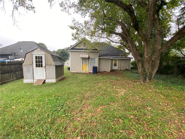 view of yard with a storage unit