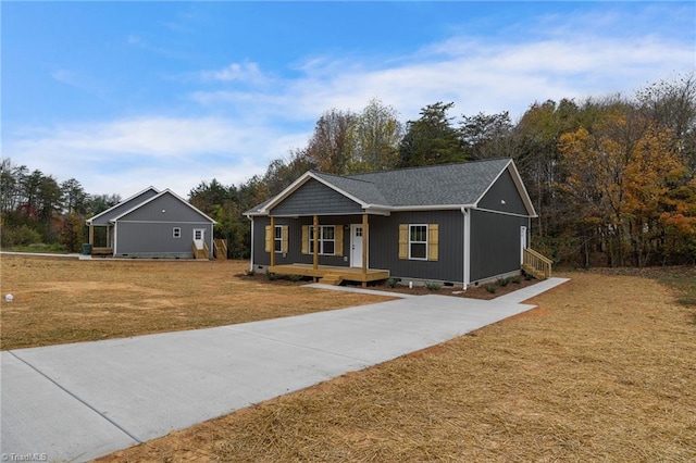 view of front of house featuring a front lawn and covered porch