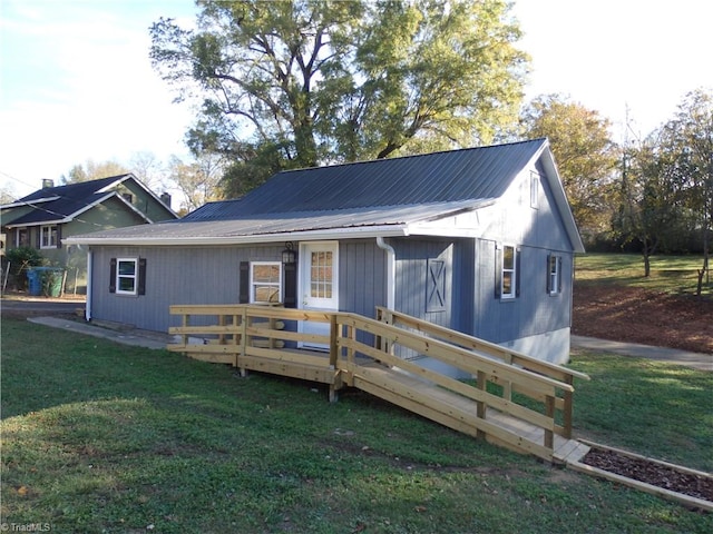 view of front of property featuring a front lawn