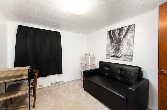 interior space with baseboards, carpet floors, visible vents, and crown molding