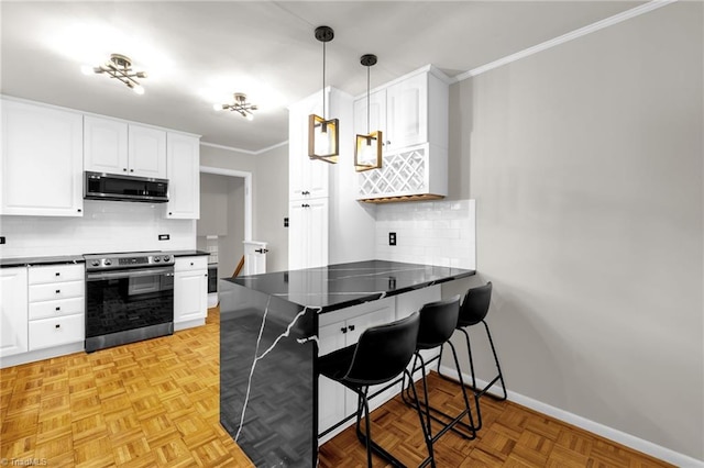 1508 Lafayette Ct, Greensboro, NC 27408 - kitchen featuring stainless steel appliances, baseboards, crown molding, a peninsula, and a kitchen breakfast bar
