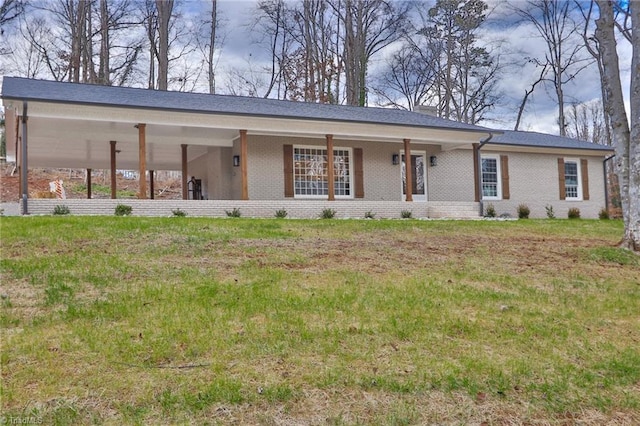 single story home with a front lawn