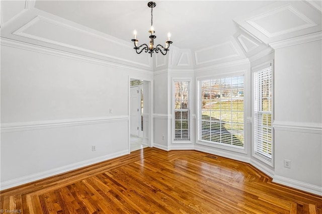 unfurnished room with an inviting chandelier and ornamental molding