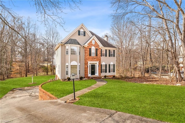 view of front of property featuring a front yard