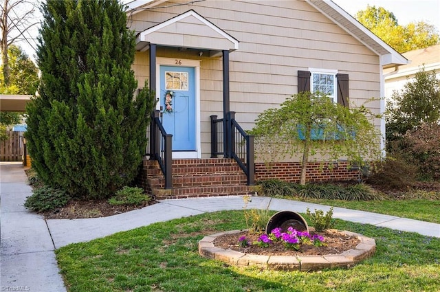 26 Vintage Ave, Winston-Salem, NC 27127 - bungalow-style home with a front yard and fence