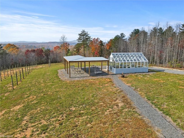 view of yard with an outbuilding