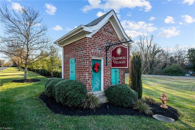 view of side of property featuring a lawn