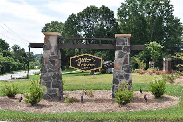 community sign with a yard