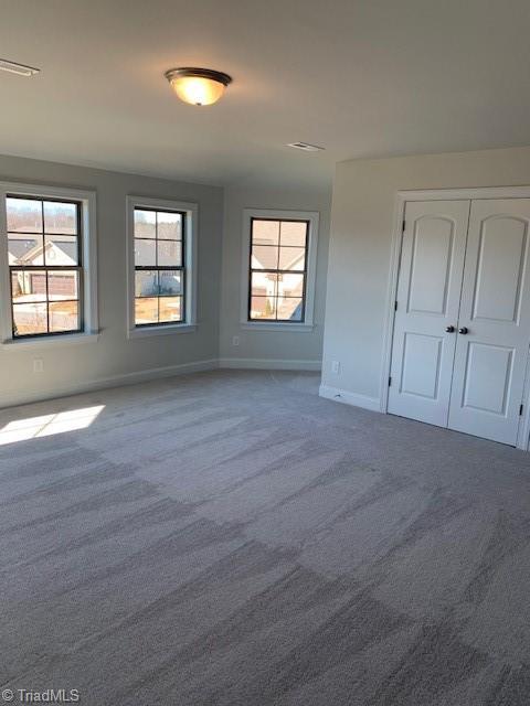 spare room featuring carpet floors