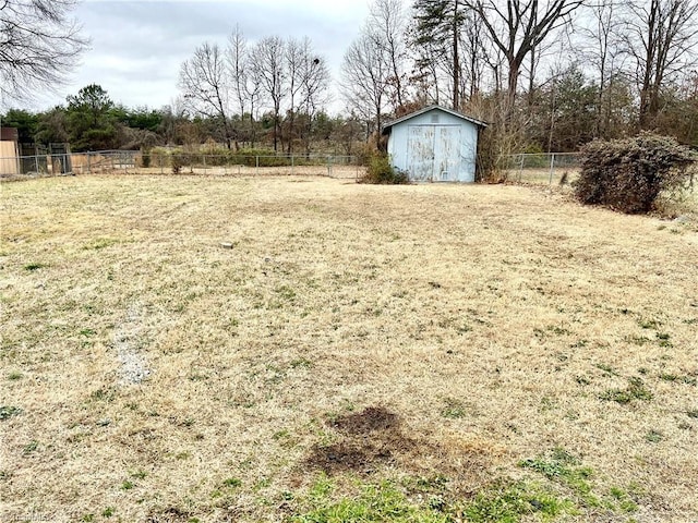 view of yard featuring a shed