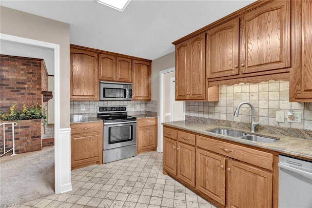 kitchen featuring decorative backsplash, stainless steel appliances, and sink