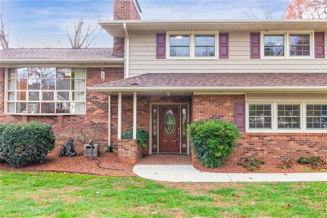 tri-level home featuring a front yard