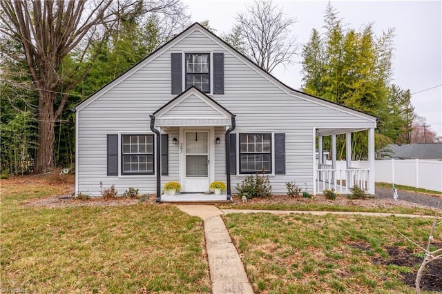 bungalow-style house featuring a front lawn and fence