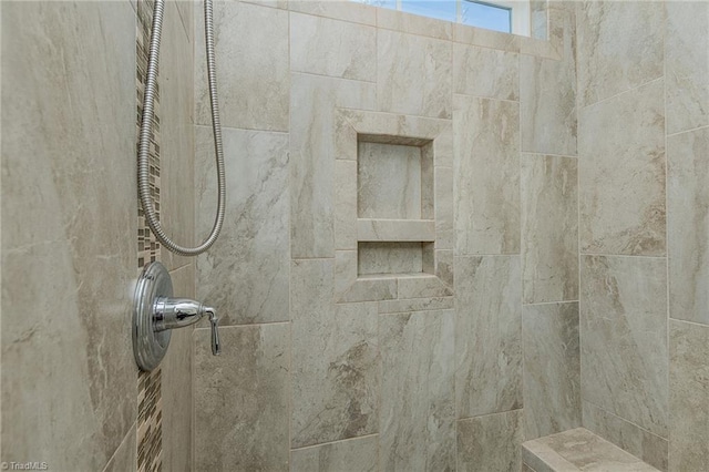 bathroom featuring a tile shower