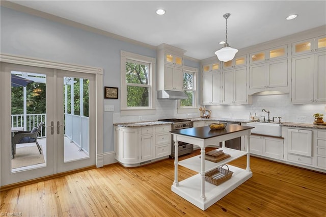 638 N Spring St, Winston-Salem, NC 27101 - kitchen with stainless steel stove, a sink, under cabinet range hood, decorative backsplash, and recessed lighting