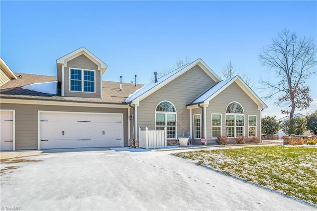 view of front of home featuring a front lawn