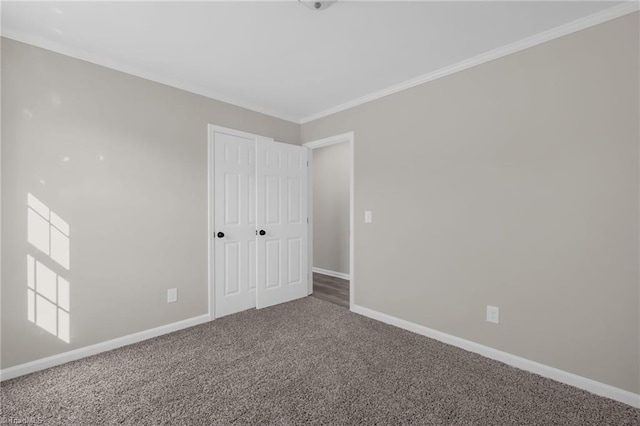 empty room featuring ornamental molding and carpet flooring