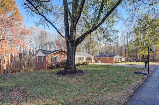 view of front of house featuring a front lawn