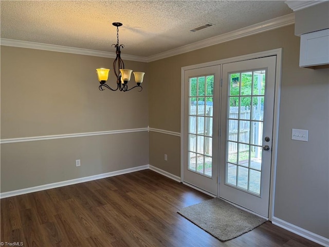 doorway featuring a textured ceiling, visible vents, crown molding, dark wood-style floors, and a notable chandelier