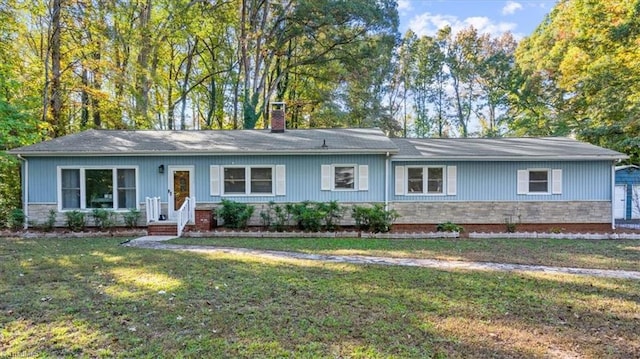 ranch-style house featuring a front lawn