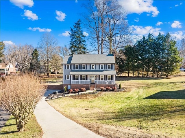 view of front of home with covered porch and a front lawn