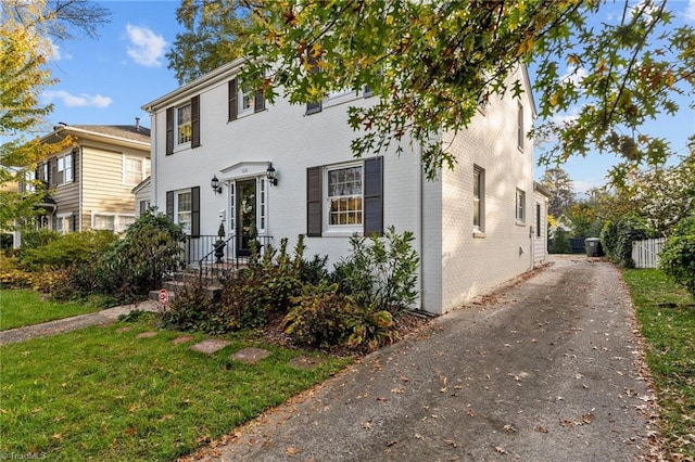 view of front of property featuring a front yard