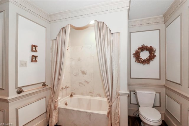 bathroom with shower / tub combo with curtain, ornamental molding, and toilet