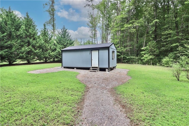 view of yard featuring an outdoor structure