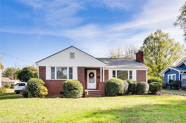 view of front of property featuring a front lawn