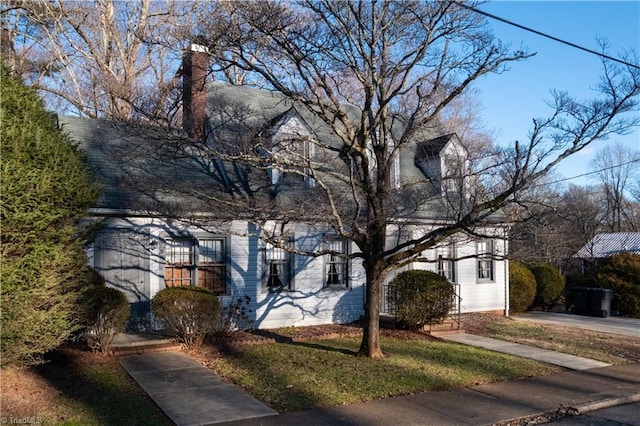 view of front of property featuring a front yard