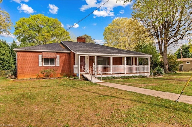 ranch-style home featuring a front lawn and covered porch