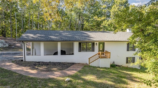 view of front of property featuring a front yard