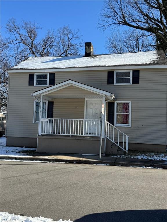 view of front of property featuring a porch