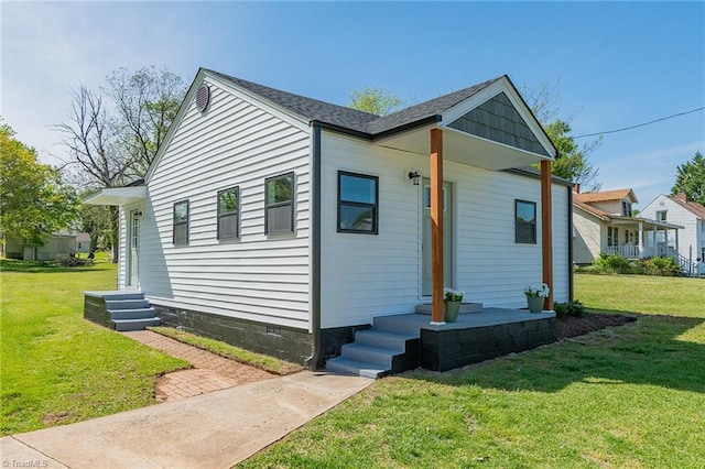 view of front facade featuring crawl space and a front yard