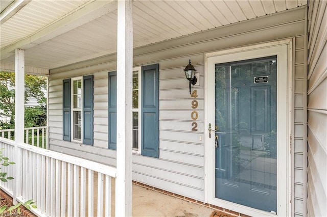 doorway to property with covered porch