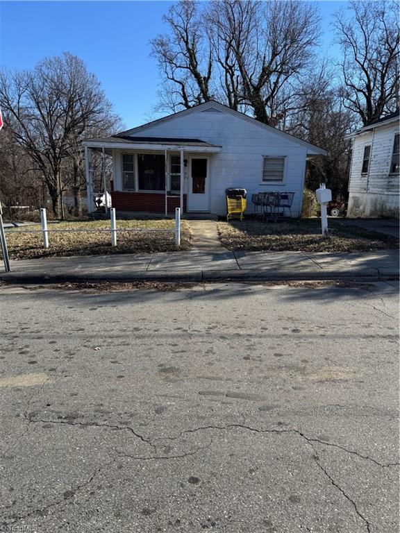 view of front of property featuring covered porch