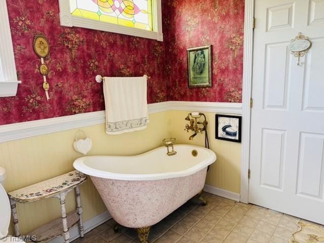 526 Bob Rainey Trl, Burlington, NC 27217 - full bath featuring wallpapered walls, a soaking tub, wainscoting, and toilet