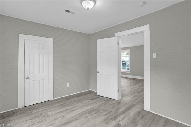 empty room featuring light hardwood / wood-style flooring