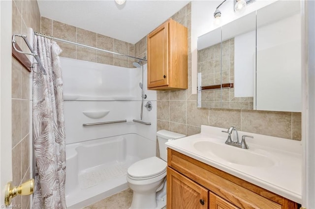 full bath with tile walls, toilet, vanity, curtained shower, and decorative backsplash