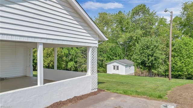 view of yard featuring an outbuilding
