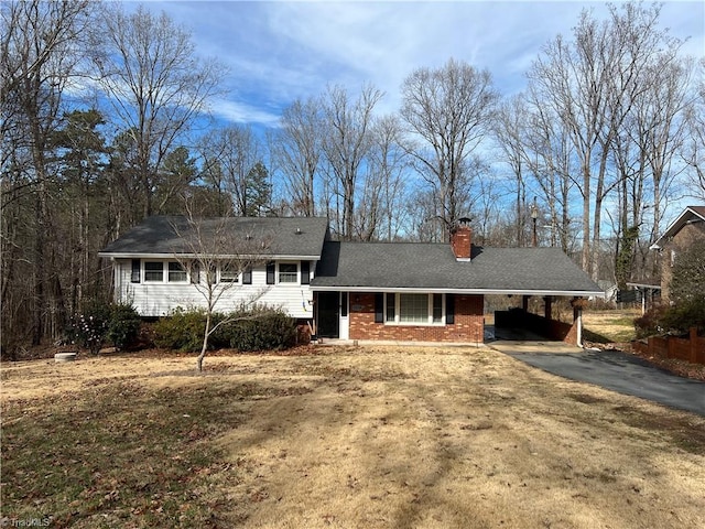 view of front of home featuring a front yard and a carport