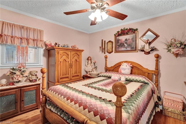 bedroom featuring a textured ceiling, light hardwood / wood-style flooring, ceiling fan, and crown molding