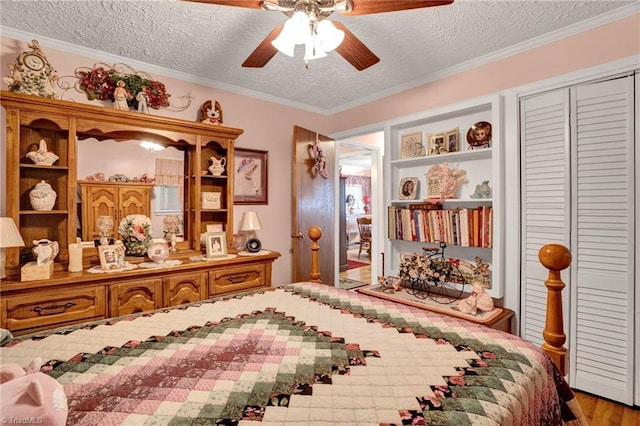 bedroom featuring ceiling fan, a textured ceiling, and ornamental molding