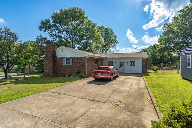 ranch-style home featuring a front lawn