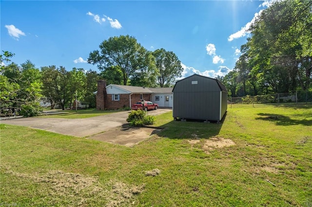 view of yard featuring a shed